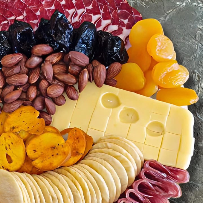 Refeição gourmet entregue na tenda glamping Guardião da Montanha por parceiros gastronômicos