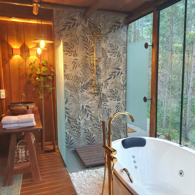 Banheira de hidromassagem com cromoterapia no banheiro privativo da tenda glamping