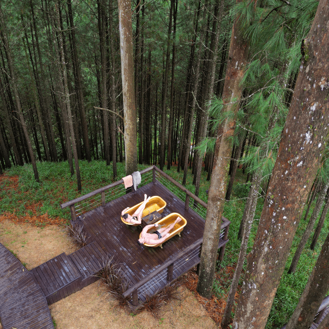 Banheira externa ao ar livre com vista para a natureza em glamping na Serra Catarinense
