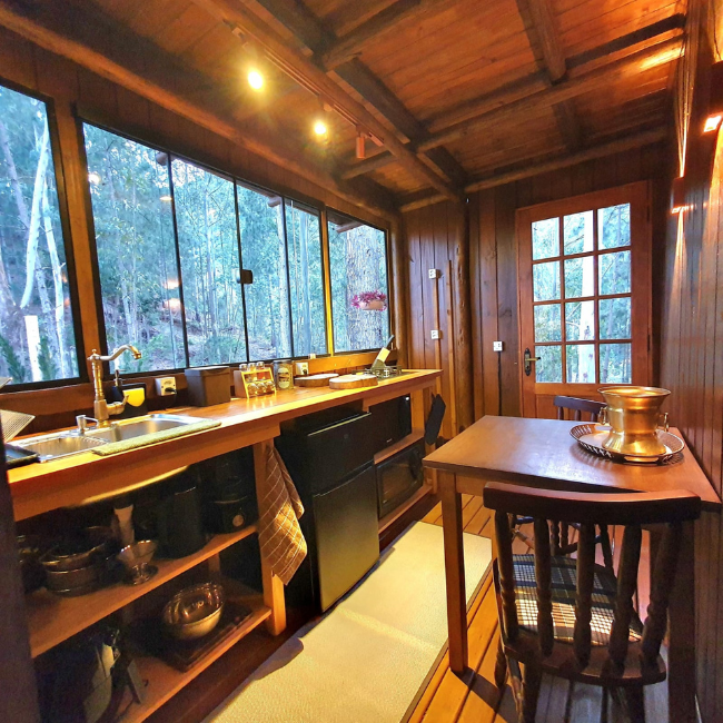 Cozinha completa e equipada da tenda glamping de luxo Guardião da Montanha em Anitápolis