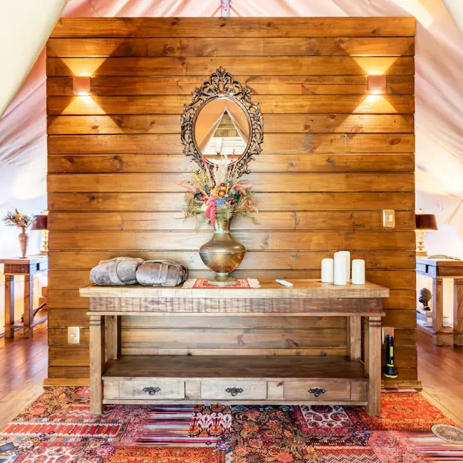 Decoração rústica e sofisticada do interior da tenda glamping de luxo em Anitápolis SC