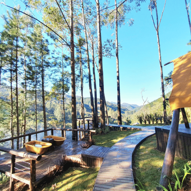 Banheira externa ao ar livre com vista para a natureza em glamping na Serra Catarinense
