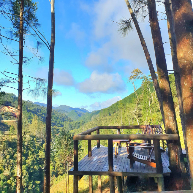 Paisagem montanhosa da Serra Catarinense vista do glamping Guardião da Montanha