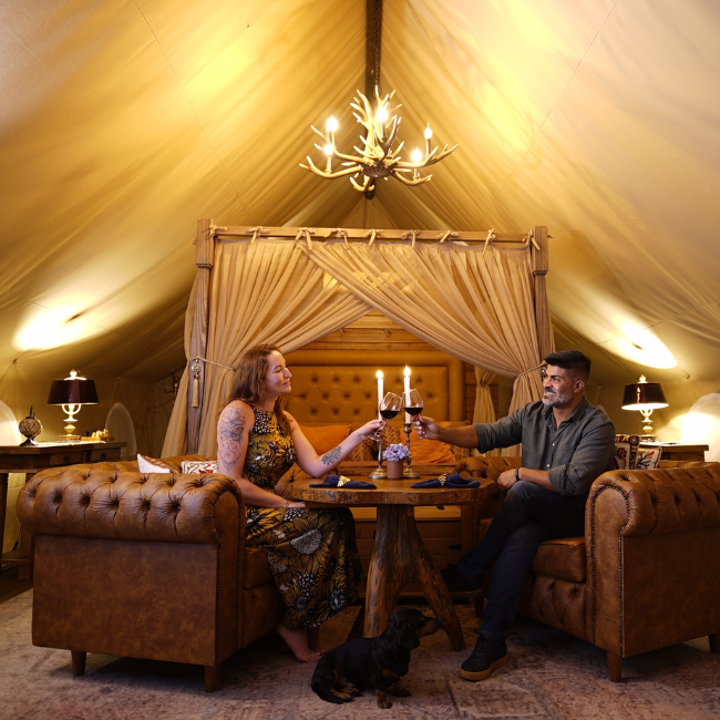 jantar romântico em uma tenda de luxo no glamping guardião da montanha em Anitápolis na serra catarinense 