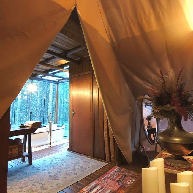 Decoração rústica e sofisticada do interior da tenda glamping de luxo em Anitápolis SC
