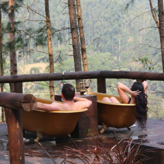 Banheira externa ao ar livre com vista para a natureza em glamping na Serra Catarinense