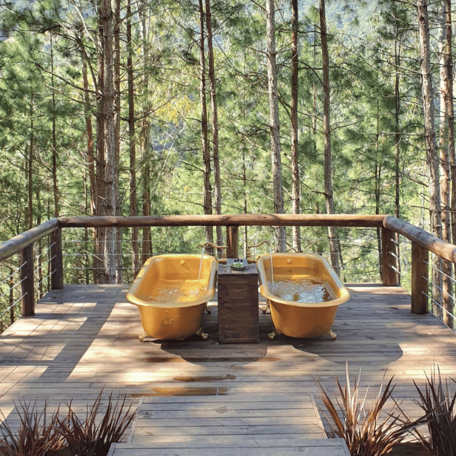 Banheira externa ao ar livre com vista para a natureza em glamping na Serra Catarinense
