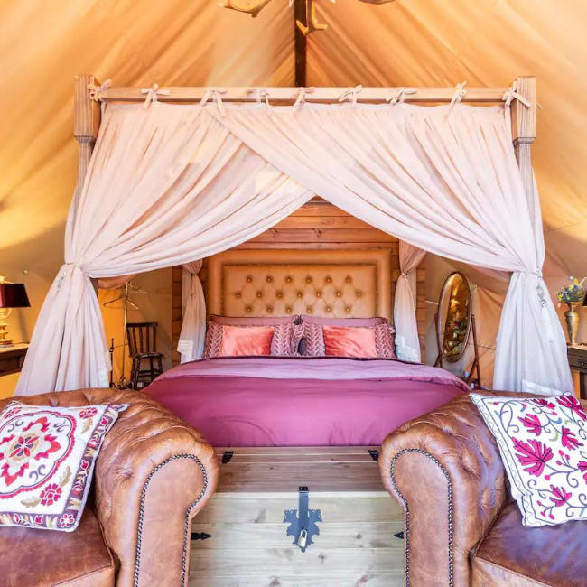 Cama king size com aquecimento e massagem no interior da tenda glamping Guardião da Montanha