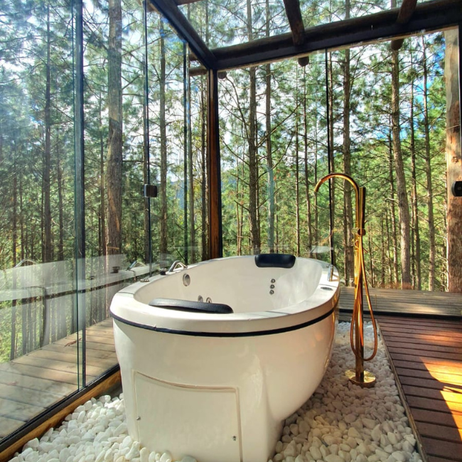 Banheira de hidromassagem com cromoterapia no banheiro privativo da tenda glamping