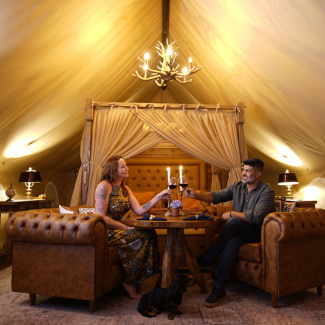Personal chef preparando jantar romântico exclusivo na tenda glamping Guardião da Montanha